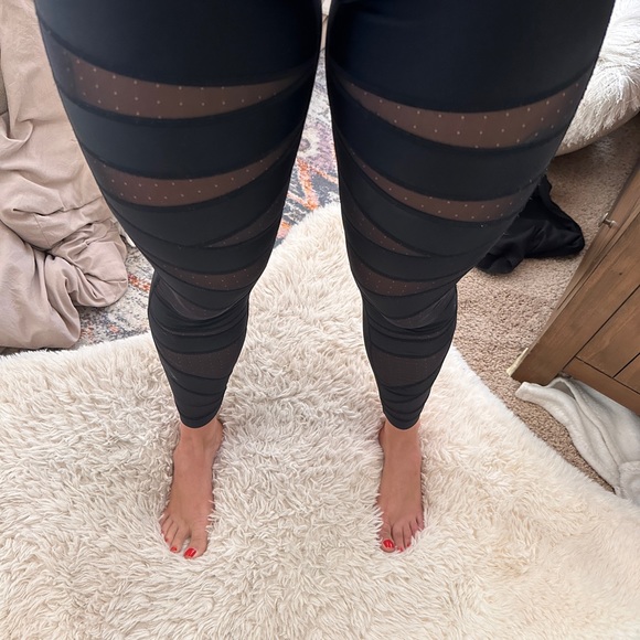 Lululemon high times mesh criss cross leggings - Picture 2 of 4